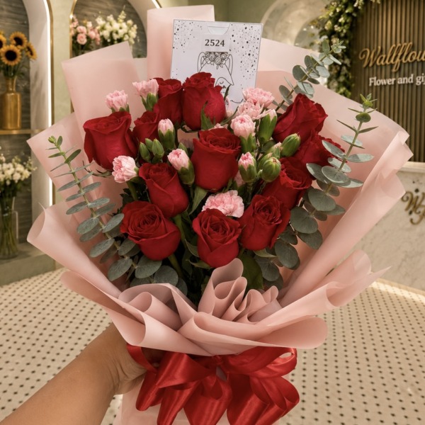 Ramo de rosas rojas y mini claveles rosados con eucalipto y listón rojo — Wallflower Guatemala