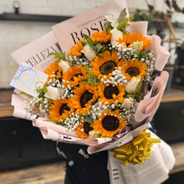Daily bloom: arreglo floral con rosas y girasoles — Wallflower Guatemala