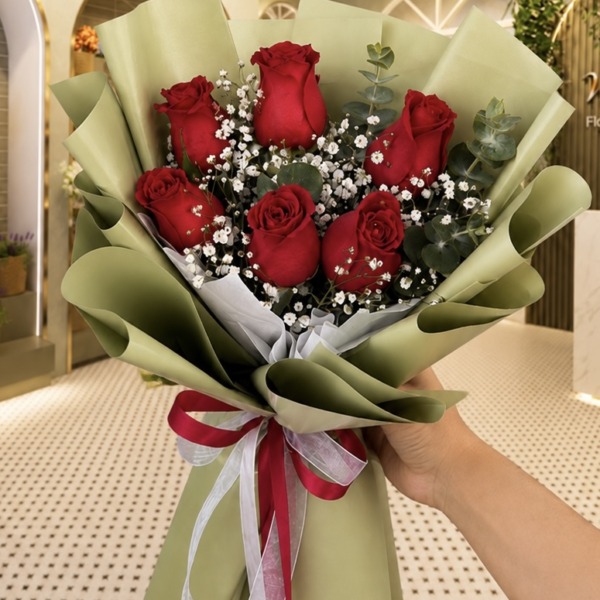 Ramo de seis rosas rojas con gypsophila y eucalipto en papel verde salvia — Wallflower Guatemala