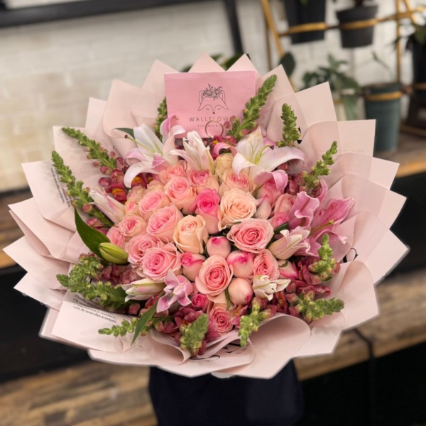 Lili pink aura: arreglo floral con rosas y lirios — Wallflower Guatemala