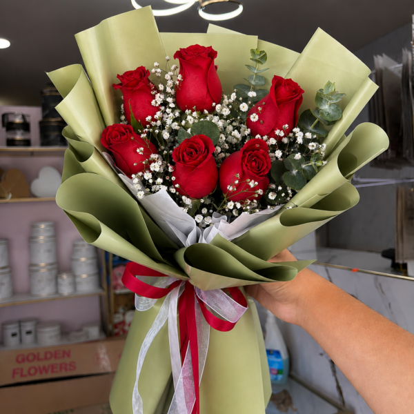 Red bliss: arreglo floral con rosas — Wallflower Guatemala