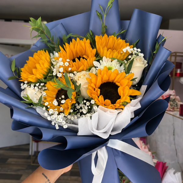 Sunflower lenny: arreglo floral con rosas y girasoles — Wallflower Guatemala