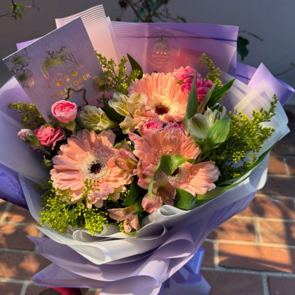 D’uva: arreglo floral con rosas y gerberas — Wallflower Guatemala