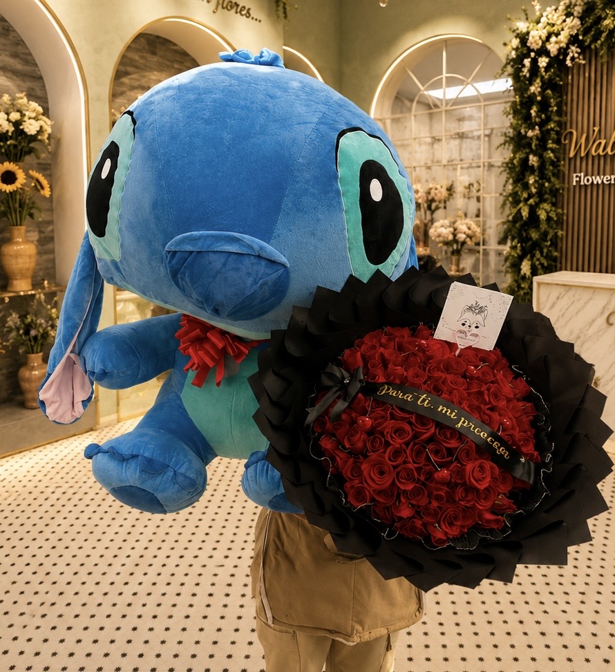 Peluche gigante de Stitch junto a un ramo de rosas rojas con banda «Para ti, mi princesa» — Wallflower Guatemala