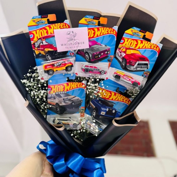 Ramo de carritos Hot Wheels con gypsophila y papel negro con listón azul — Wallflower Guatemala
