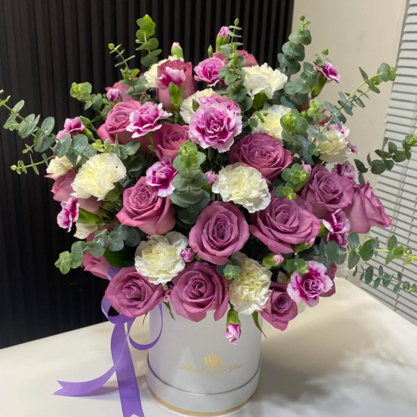 Amatista: arreglo floral con rosas — Wallflower Guatemala