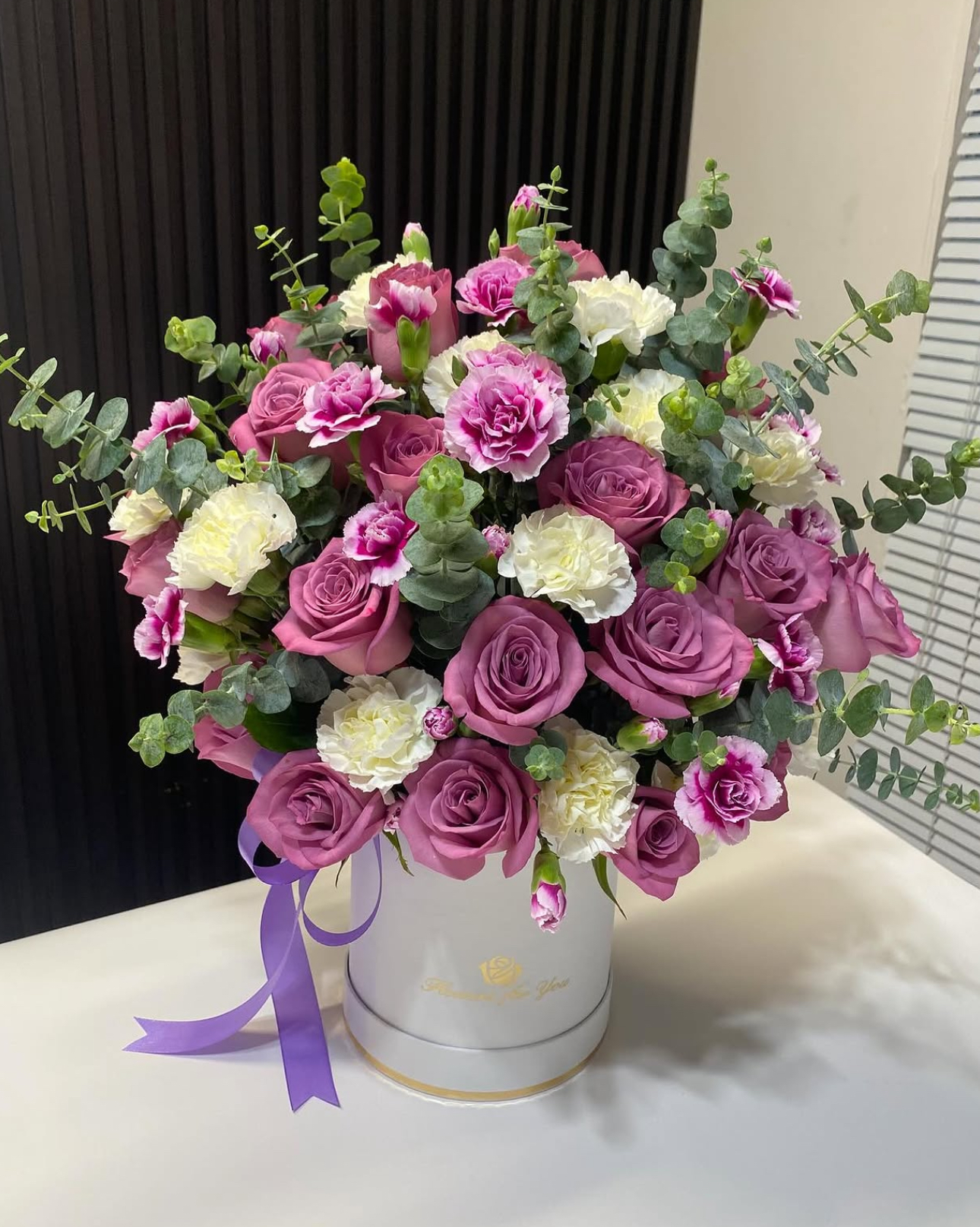 Amatista: arreglo floral con rosas — Wallflower Guatemala