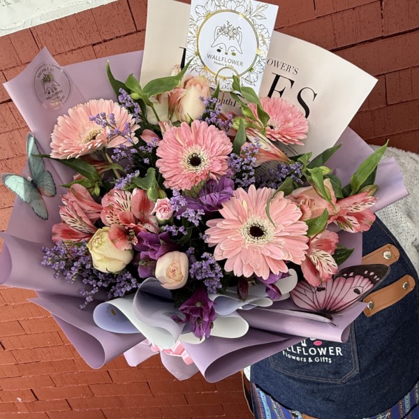 Rosses daisies: arreglo floral con rosas y gerberas — Wallflower Guatemala