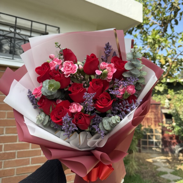 Promesa d‘ amore: arreglo floral con rosas — Wallflower Guatemala