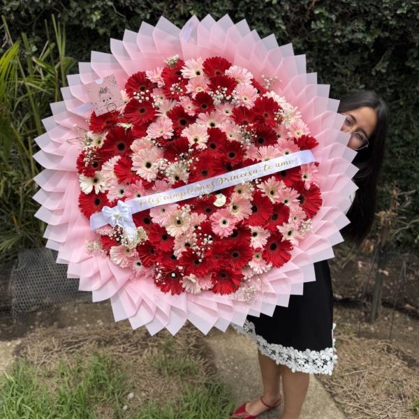 Garden bloom: arreglo floral con gerberas — Wallflower Guatemala