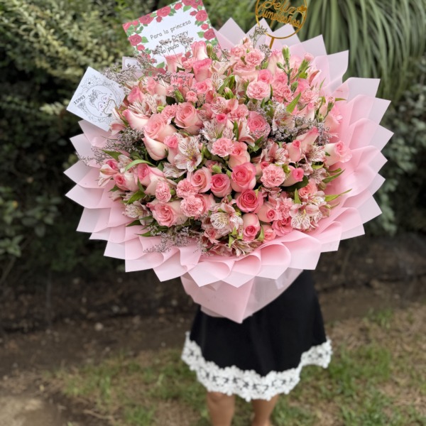 Blushing: arreglo floral con rosas — Wallflower Guatemala