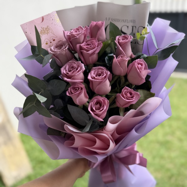 Purple sunshine: arreglo floral con rosas — Wallflower Guatemala