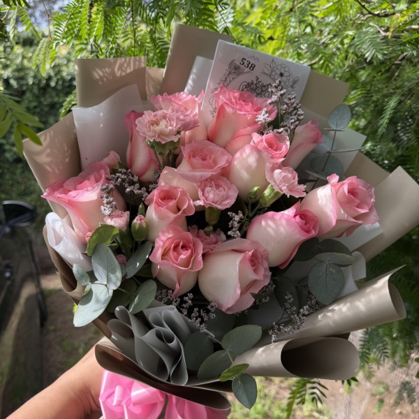 Tenero: arreglo floral con rosas — Wallflower Guatemala