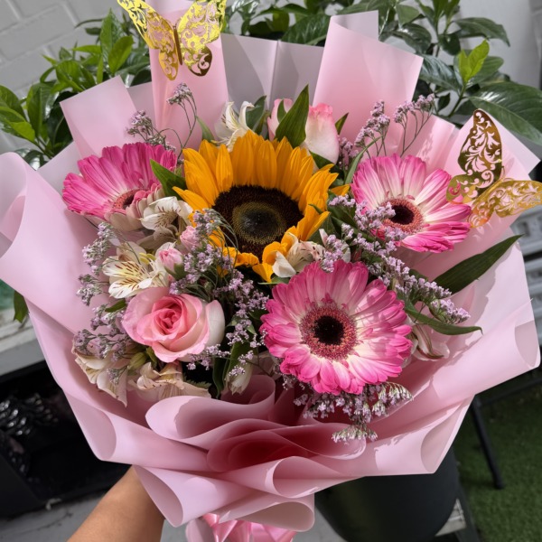 Dolce primavera: arreglo floral con rosas, girasoles y gerberas — Wallflower Guatemala