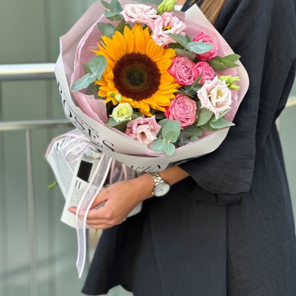 Ramo de girasol con rosas rosadas y lisianthus en papel de periódico — Wallflower Guatemala