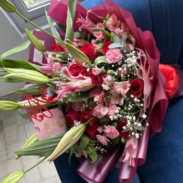 Blossom lilies: arreglo floral con rosas, lirios y baby breath — Wallflower Guatemala