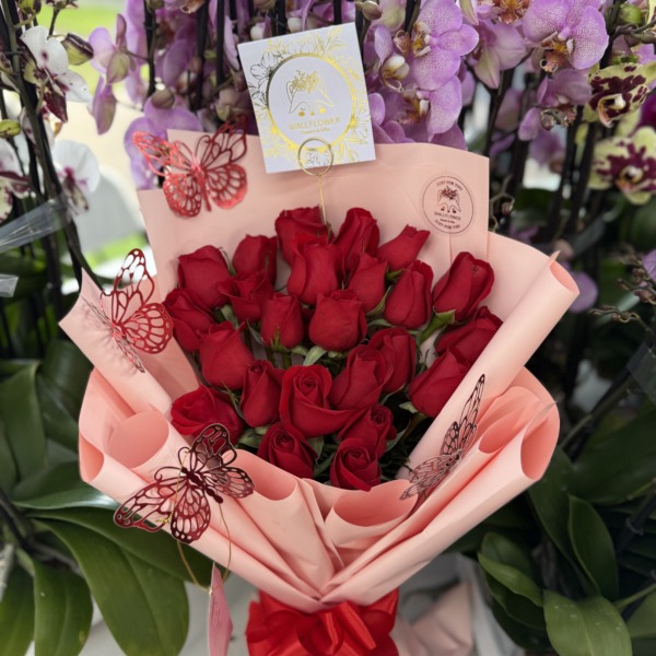 Red Majesty: arreglo floral con rosas — Wallflower Guatemala