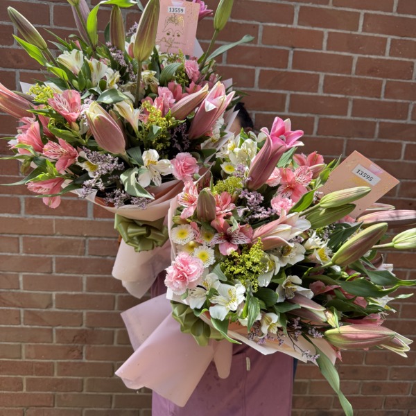 Lilies bouquet: arreglo floral con lirios — Wallflower Guatemala