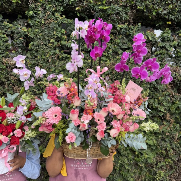 Garden Flowers: arreglo floral con rosas, orquídeas y gerberas — Wallflower Guatemala