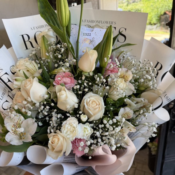 Lilies aurora: arreglo floral con rosas y lirios — Wallflower Guatemala