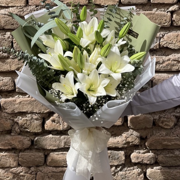 White blissed: arreglo floral con lirios y baby breath — Wallflower Guatemala