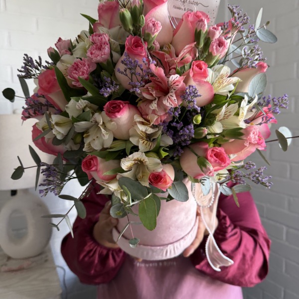 Charming rosita: arreglo floral con rosas y astromelias — Wallflower Guatemala