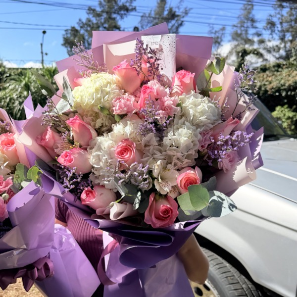 Cloudy: arreglo floral con rosas y hortensias — Wallflower Guatemala
