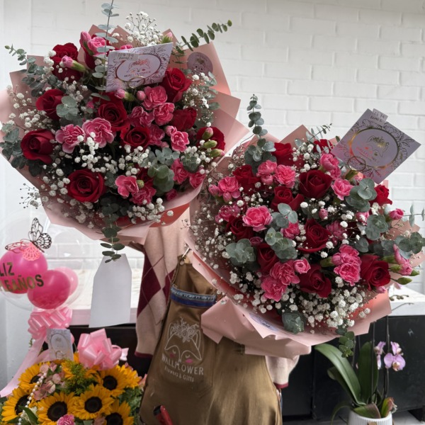 Love bouquet.1: arreglo floral con rosas y baby breath — Wallflower Guatemala