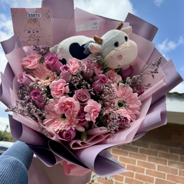 Vaquita bouquet: arreglo floral con rosas y gerberas — Wallflower Guatemala