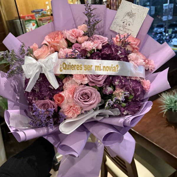 Violet Glow: arreglo floral con rosas y hortensias — Wallflower Guatemala