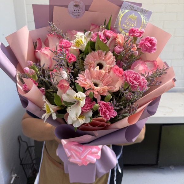 Aurora glow: arreglo floral con rosas y gerberas — Wallflower Guatemala
