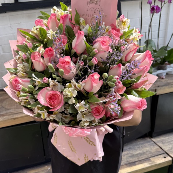 Pink blossom: arreglo floral con ramos — Wallflower Guatemala