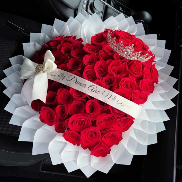 Arreglo de rosas rojas en forma de corazón con corona de pedrería y banda «Feliz Primer Año Mi Amor» — Wallflower Guatemala