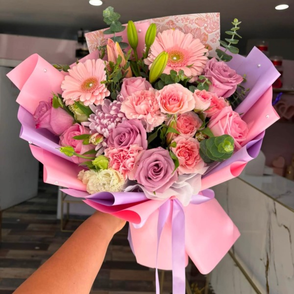 Marquise: arreglo floral con rosas, lirios y gerberas — Wallflower Guatemala