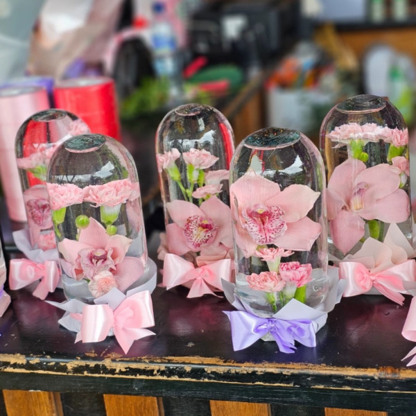 Orquídea Cymbidium: arreglo floral con orquídeas — Wallflower Guatemala