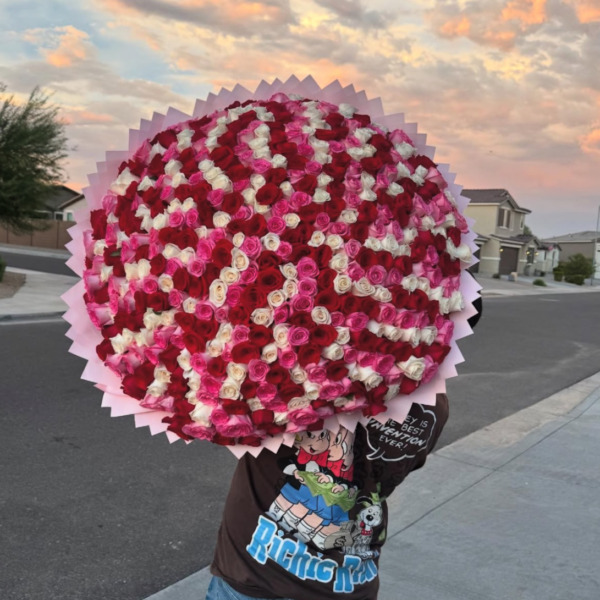 Ramo gigante de cientos de rosas rojas, rosadas y blancas en papel rosado — Wallflower Guatemala