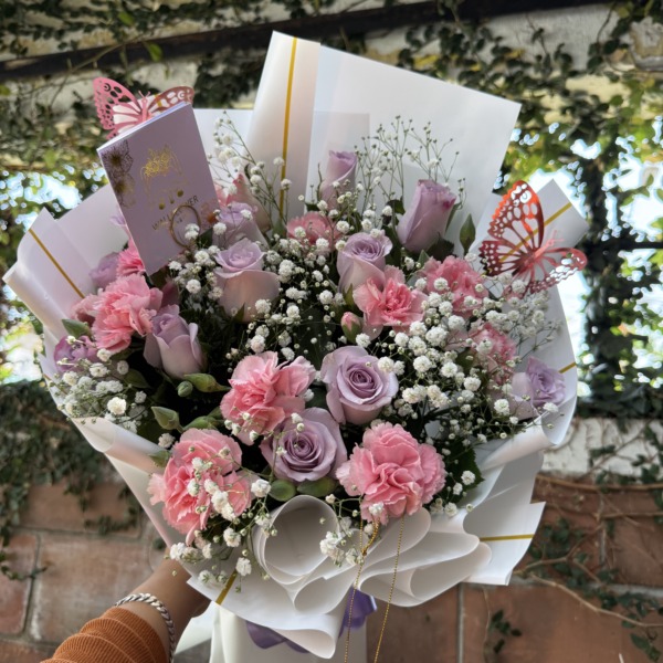 Violeta: arreglo floral con rosas y baby breath — Wallflower Guatemala
