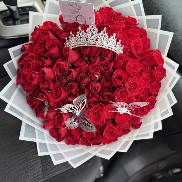 Bella donna: arreglo floral con rosas — Wallflower Guatemala