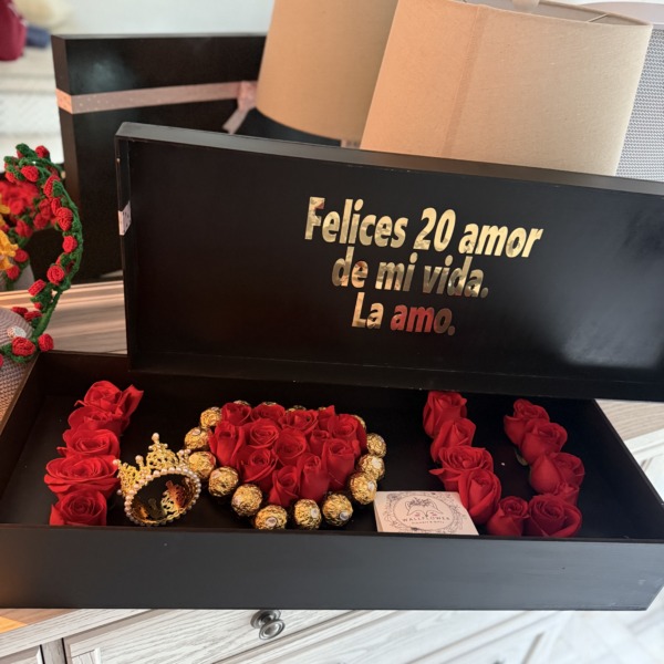 Deep love: arreglo floral con rosas — Wallflower Guatemala