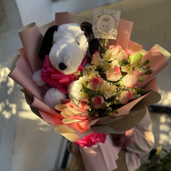 Daily Snoopy: arreglo floral con rosas — Wallflower Guatemala