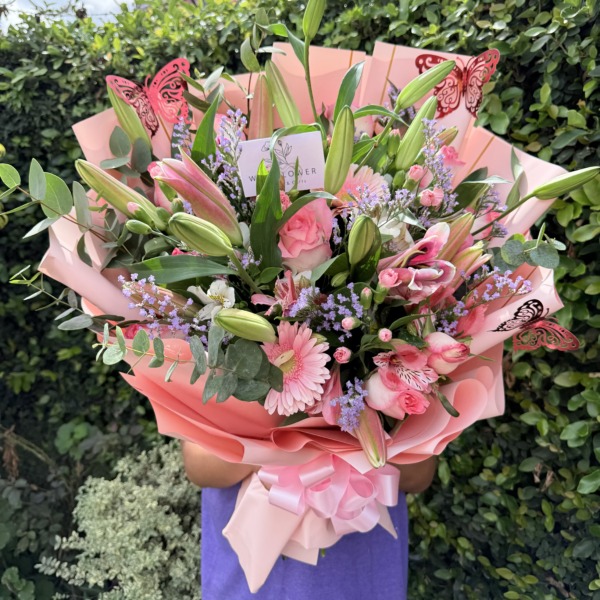 Tanto amore: arreglo floral con rosas, lirios y gerberas — Wallflower Guatemala