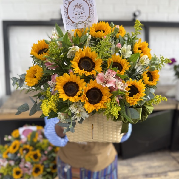 Cesto sunflower: arreglo floral con girasoles — Wallflower Guatemala