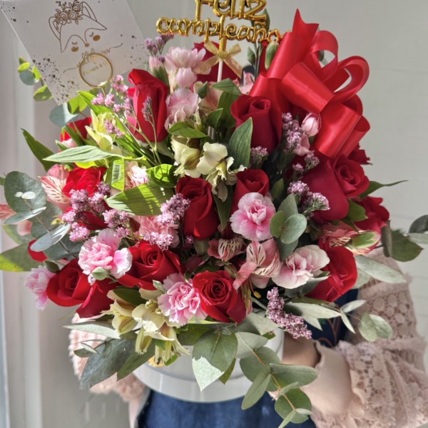 Charming roses: arreglo floral con rosas y astromelias — Wallflower Guatemala