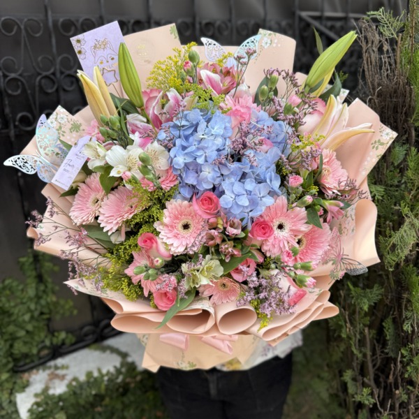 Palett Bloom: arreglo floral con rosas, lirios y gerberas — Wallflower Guatemala