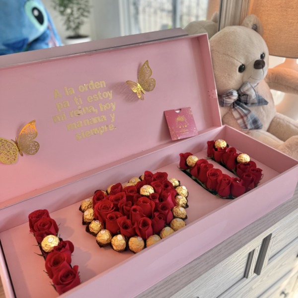 Blooming love: arreglo floral con rosas — Wallflower Guatemala