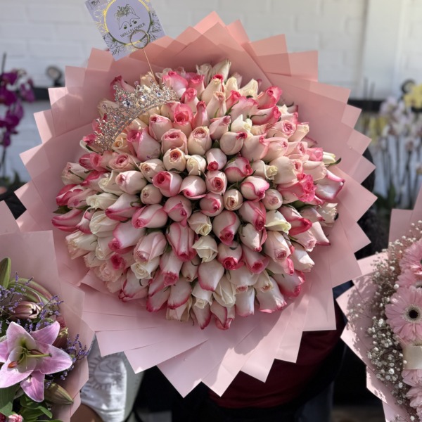 Rossy glow: arreglo floral con rosas — Wallflower Guatemala
