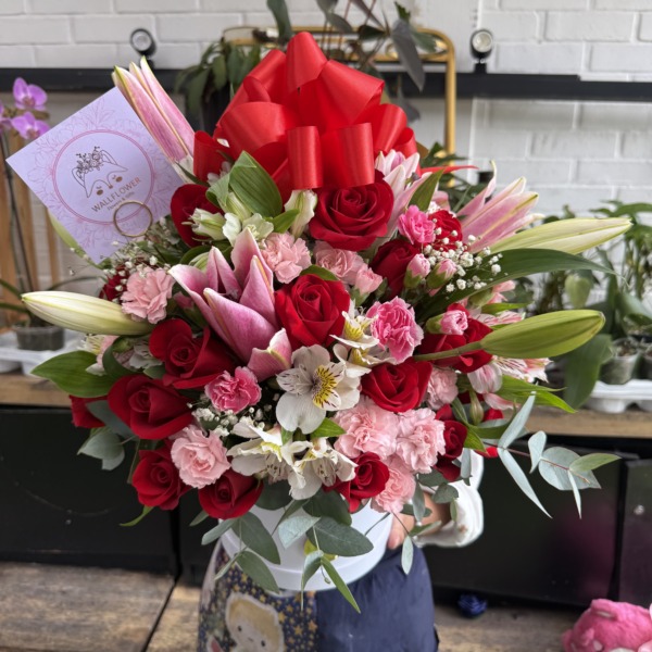 Lilies box: arreglo floral con rosas, lirios y astromelias — Wallflower Guatemala