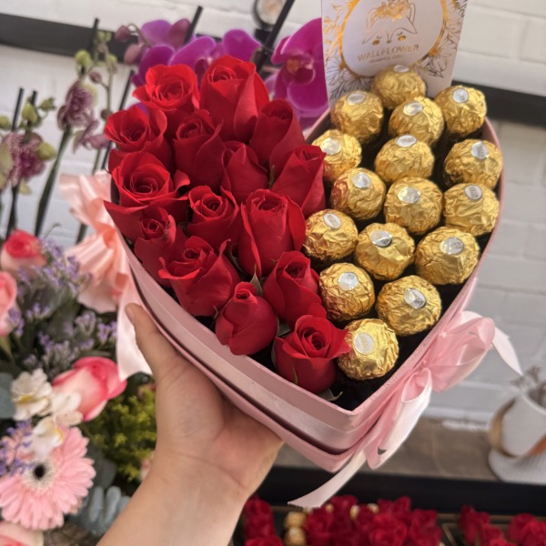 Dolce principessa: arreglo floral con rosas — Wallflower Guatemala