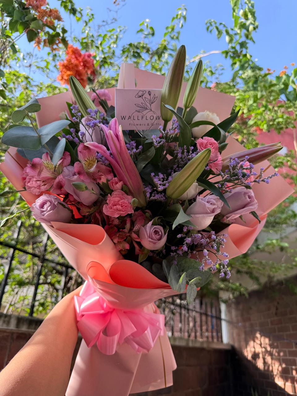 Lilly collins: arreglo floral con rosas, lirios y astromelias — Wallflower Guatemala