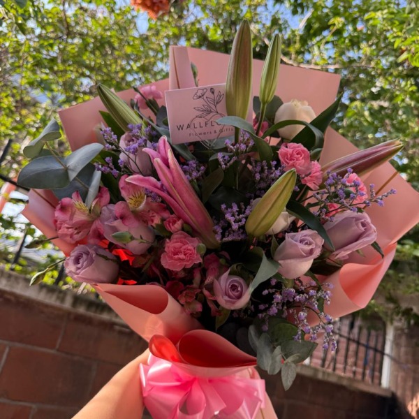 Ramo de rosas rosadas y lila con lirios rosados, claveles y eucalipto — Wallflower Guatemala